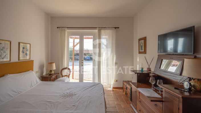 Image No.33-6 Bed Vineyard for sale