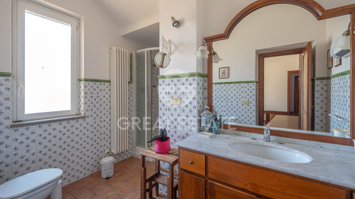 Image No.35-6 Bed Vineyard for sale