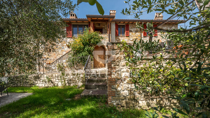 Image No.20-3 Bed Country House for sale