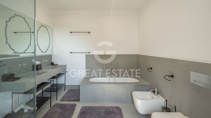 Image No.56-4 Bed Country House for sale