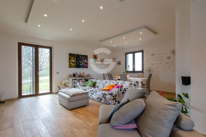 Image No.20-4 Bed Country House for sale