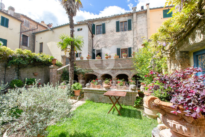 Image No.1-9 Bed Country House for sale