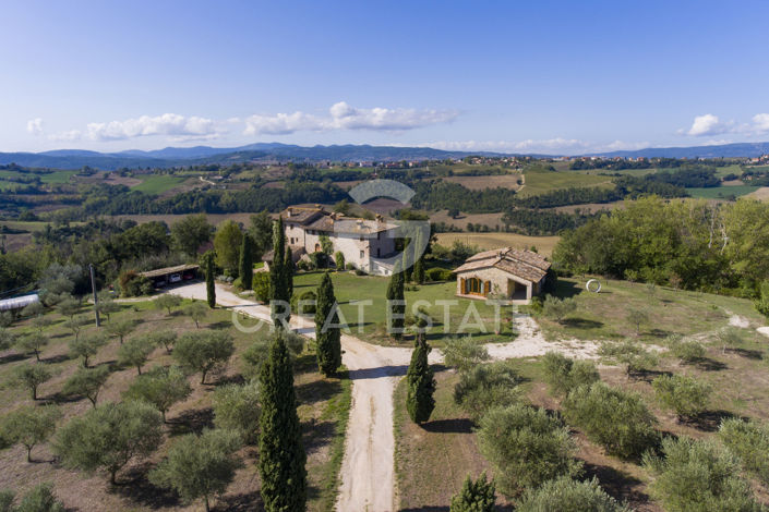 Image No.2-Maison de campagne de 7 chambres à vendre à Todi