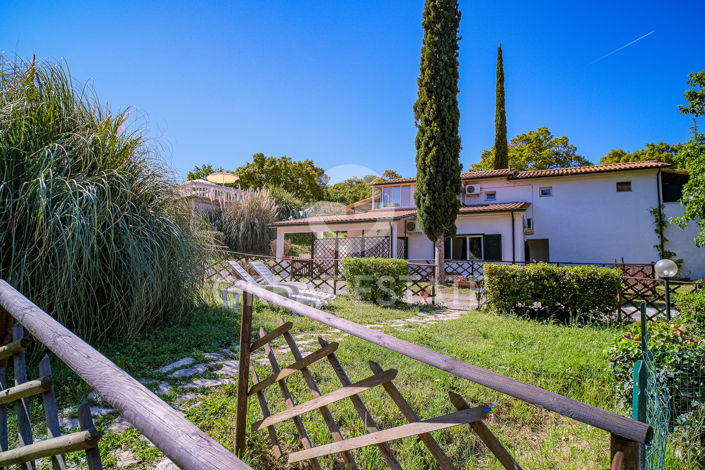 Image No.40-13 Bed Country House for sale