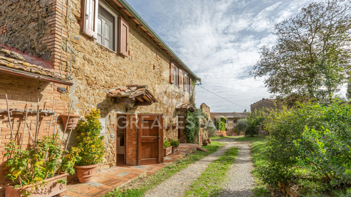 Image No.19-13 Bed Country House for sale