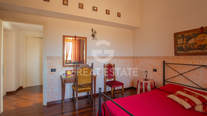 Image No.36-5 Bed Country House for sale