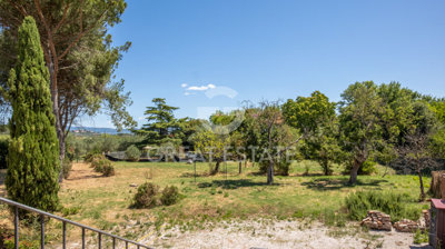 vendesi-villa-plurifamiliare-in-umbria-perugi