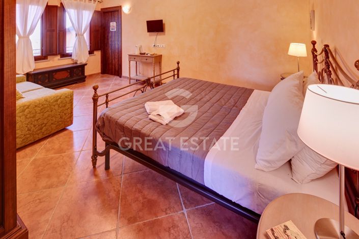 Image No.18-8 Bed Country House for sale