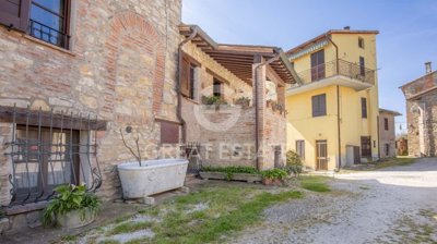 vendesi-rustico-casale-in-umbria-perugia-cast