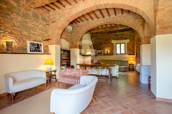 Image No.7-18 Bed Country House for sale