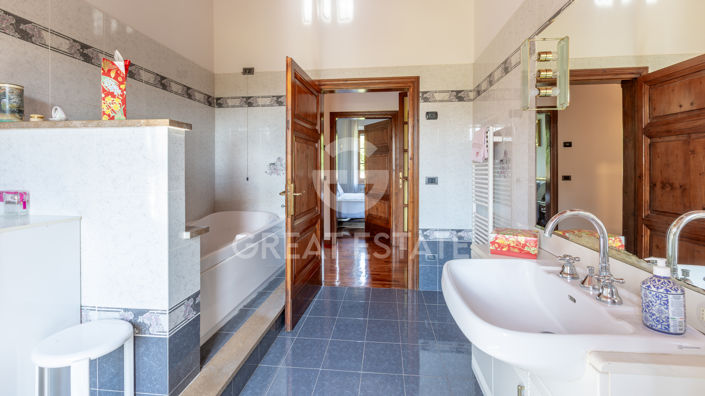 Image No.28-6 Bed Country House for sale