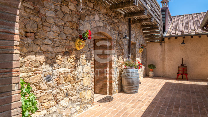 Image No.33-13 Bed Country House for sale