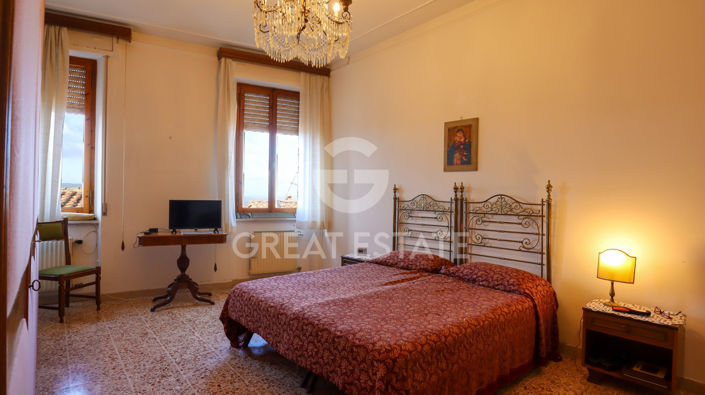 Image No.12-3 Bed Property for sale