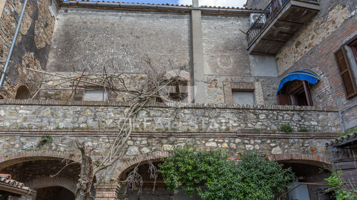 Image No.10-3 Bed Property for sale