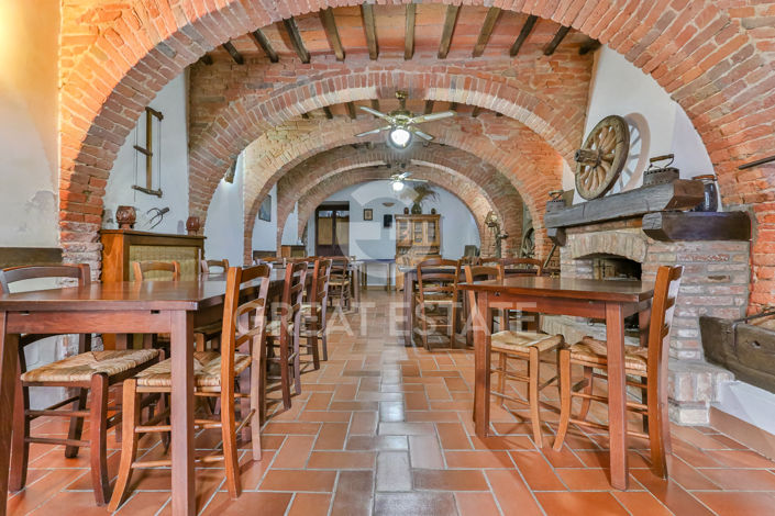 Image No.2-Maison de campagne de 20 chambres à vendre à Castiglione del Lago