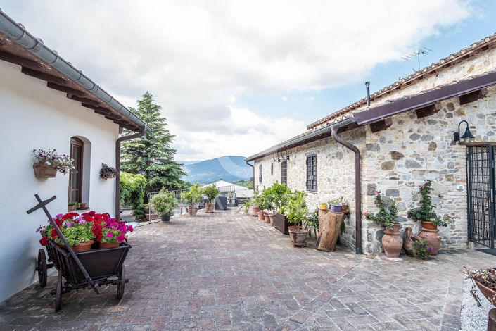 Image No.10-9 Bed Country House for sale