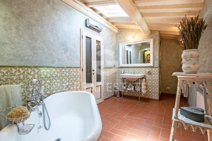 Image No.31-4 Bed Country House for sale