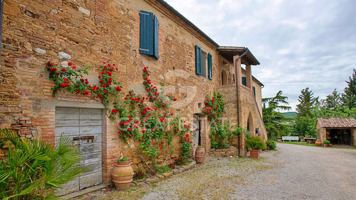 Image No.11-7 Bed Country House for sale