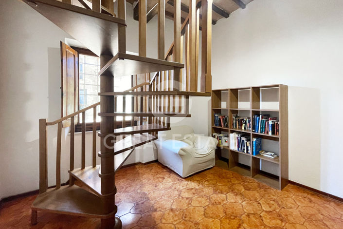 Image No.10-5 Bed Property for sale