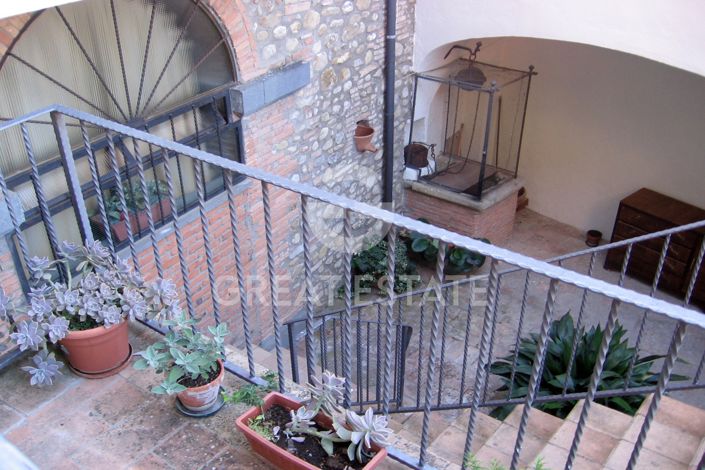 Image No.3-8 Bed Townhouse for sale