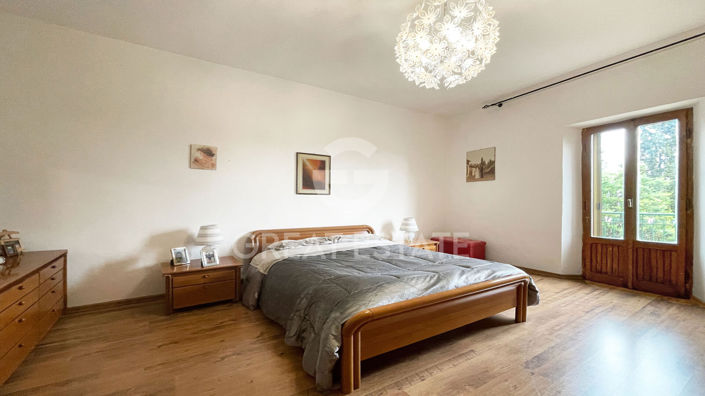 Image No.11-3 Bed Property for sale