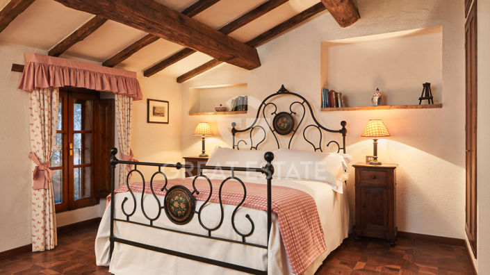 Image No.40-15 Bed Country House for sale