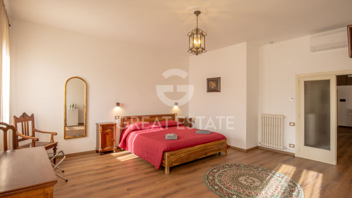 Image No.12-4 Bed Property for sale