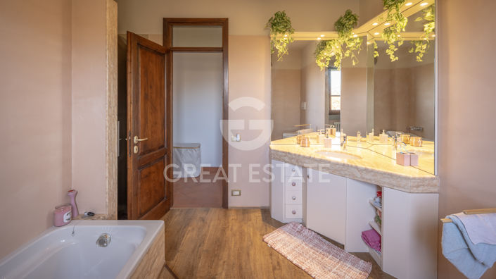 Image No.33-5 Bed Country House for sale