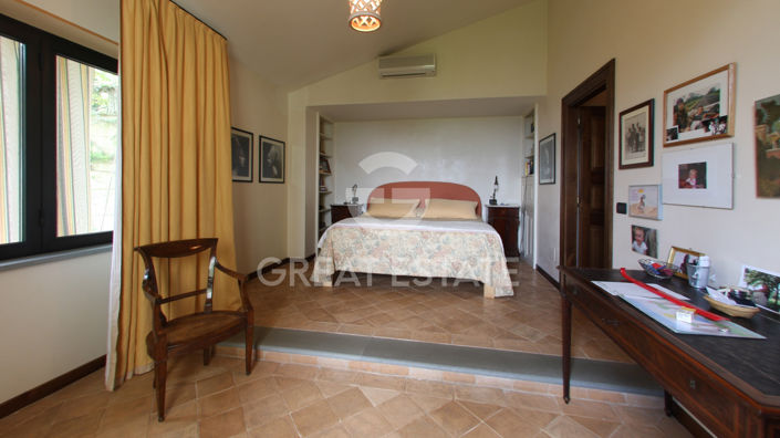 Image No.17-4 Bed Country House for sale