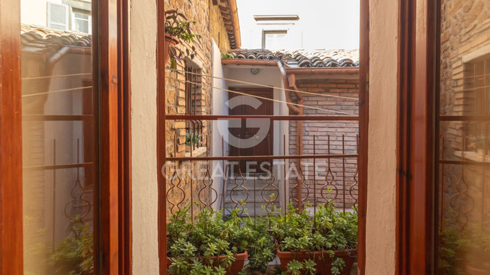 Image No.10-2 Bed Property for sale