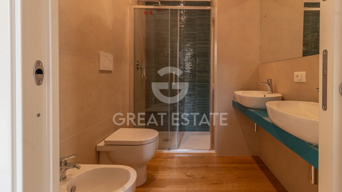 Image No.10-2 Bed Property for sale