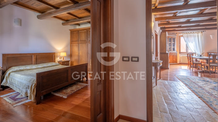 Image No.17-8 Bed Townhouse for sale