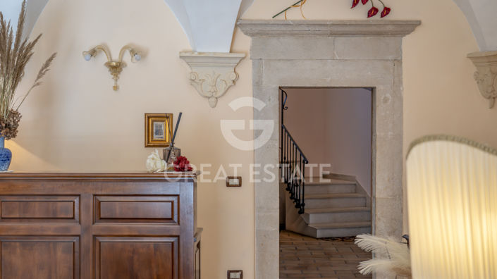 Image No.43-8 Bed Townhouse for sale