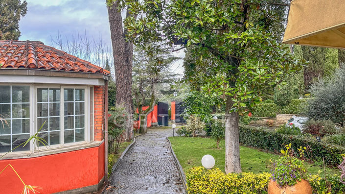 Image No.10-9 Bed Villa for sale