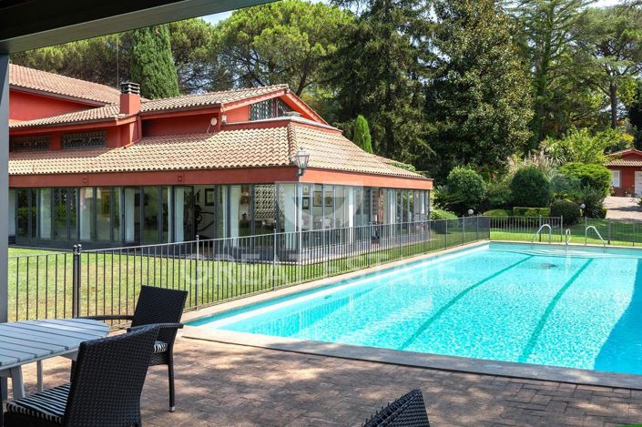 Image No.9-9 Bed Villa for sale