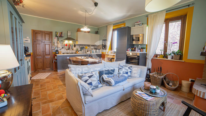 Image No.5-8 Bed Country House for sale