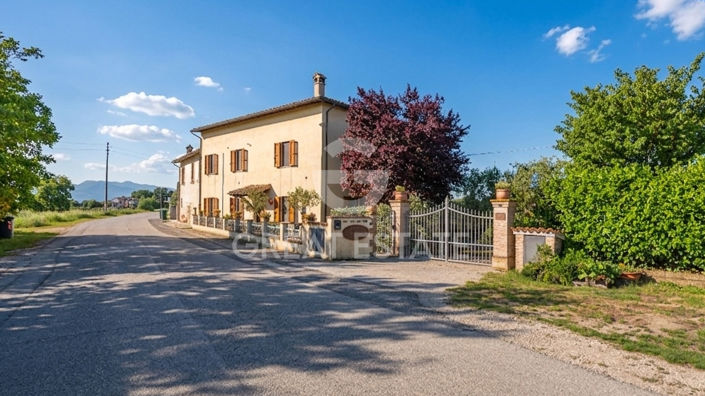 Image No.8-Maison de campagne de 8 chambres à vendre à Castèl Ritaldi