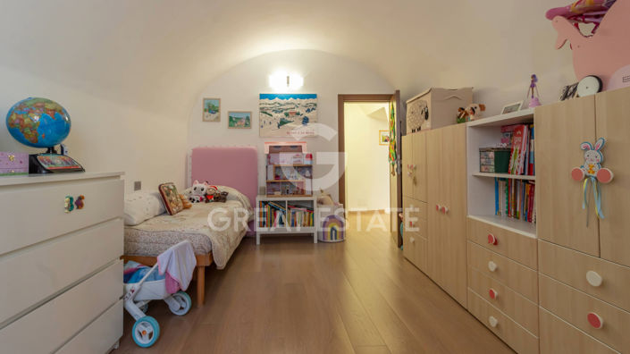 Image No.12-2 Bed Property for sale