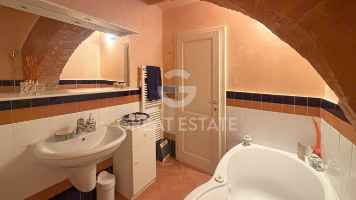 Image No.15-2 Bed Property for sale