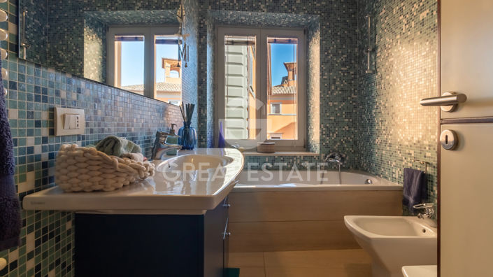 Image No.25-4 Bed Property for sale