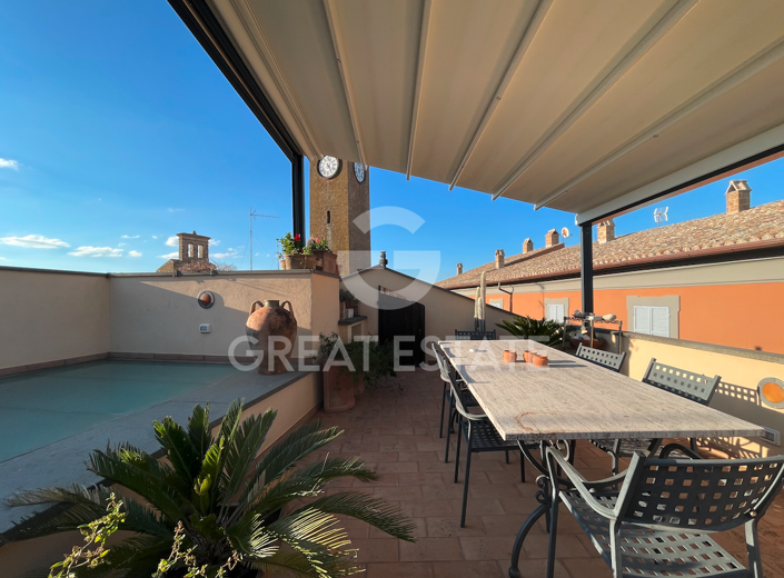 Image No.4-4 Bed Property for sale