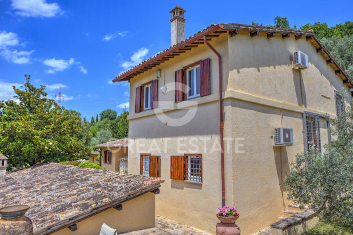 Image No.10-Maison de campagne de 6 chambres à vendre à Foligno