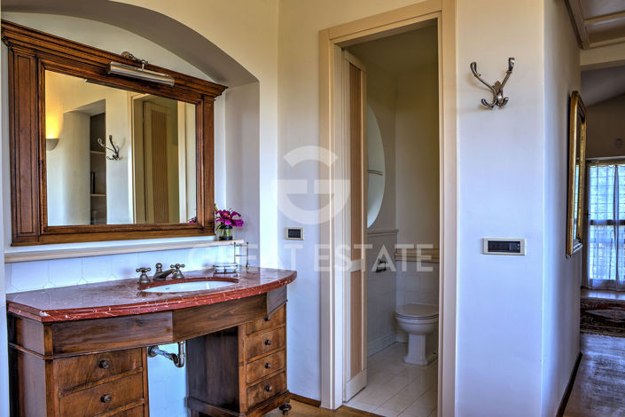 Image No.24-Maison de campagne de 6 chambres à vendre à Foligno