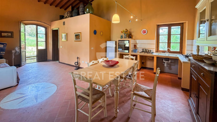 Image No.2-Maison de campagne de 5 chambres à vendre à Pomarance