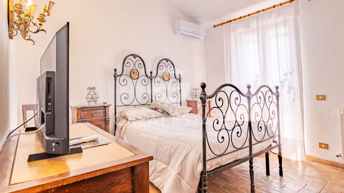 Image No.42-8 Bed Country House for sale