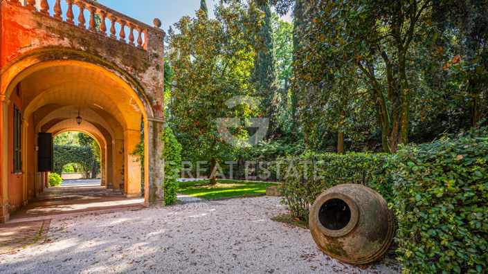 Image No.17-8 Bed Villa for sale