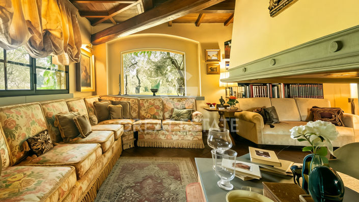 Image No.19-10 Bed Country House for sale