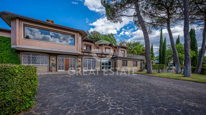 Image No.10-7 Bed Country House for sale