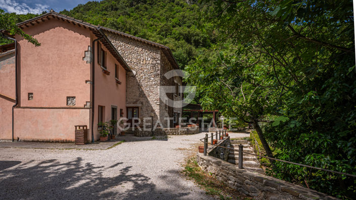 Image No.14-19 Bed Farmhouse for sale