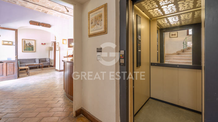 Image No.25-19 Bed Farmhouse for sale